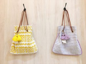 【雑貨店ハウズスタッフ一押しアイテム】いつものコーデの差し色に！イエローとパープルのカラーバッグ