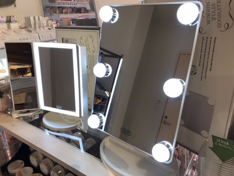 【雑貨店スタッフ一押しアイテム】お出かけシーンに合わせて魅力的にメイクアップ♪♪ハリウッドスタイルミラー！！！
