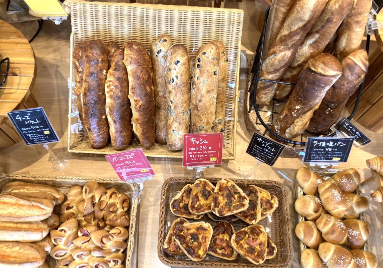 【福岡パン特集】噛むほどに味わい深い、本格ドイツパンを堪能！焼き立てパン工房『ゾンネンブルーメ』