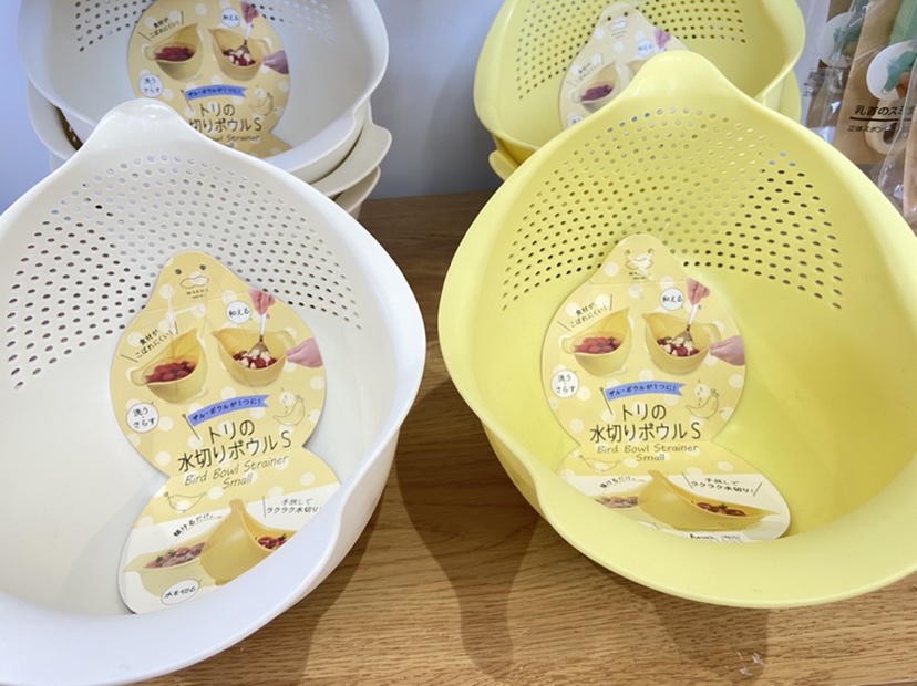 【雑貨店スタッフ一押しアイテム】ザル＋ボウルが一体に！？「トリの水切りボウル」