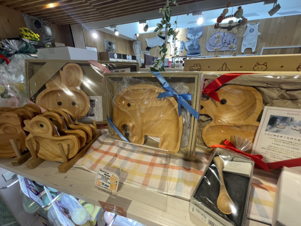 【雑貨店ハウズスタッフ一押しアイテム】木のぬくもり伝わるキッズ食器アイテム紹介　プチママン　