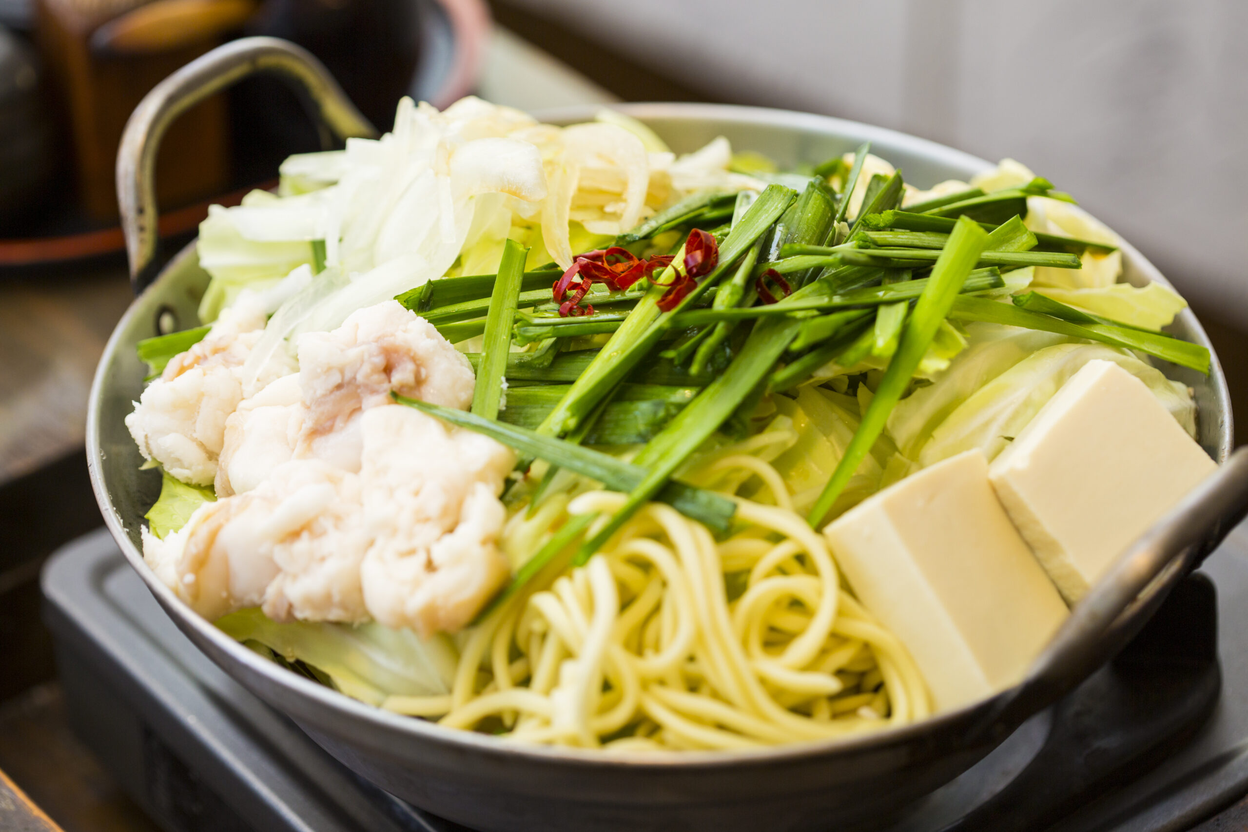 【博多一人もつ鍋】カウンター8席のみの一人もつ鍋スタイル「元祖博多麺もつ屋」