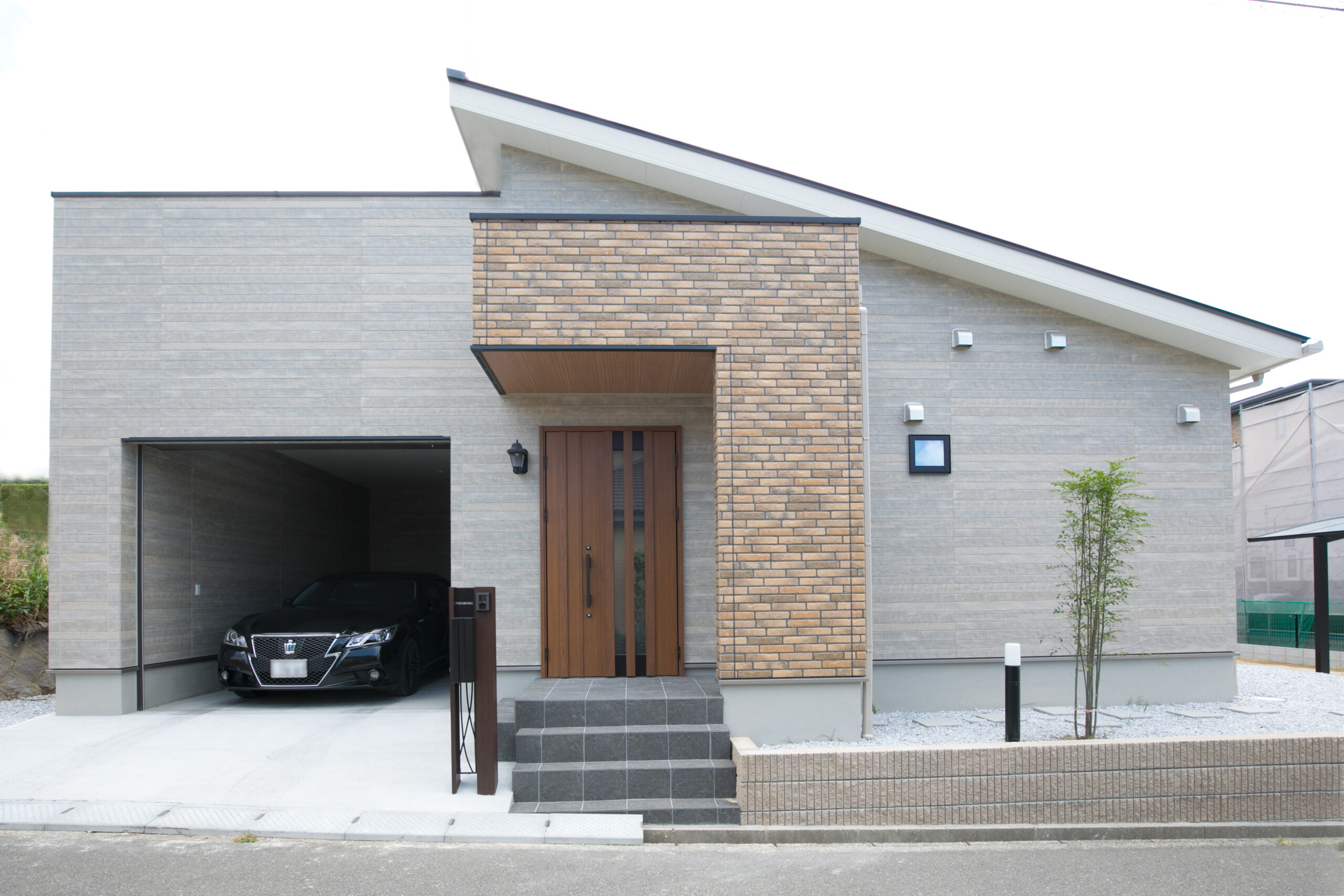【ウィズホーム株式会社】ビルトインガレージと2WAY小上がり和室のある平屋「福岡・佐賀で出合った家族の暮らし」