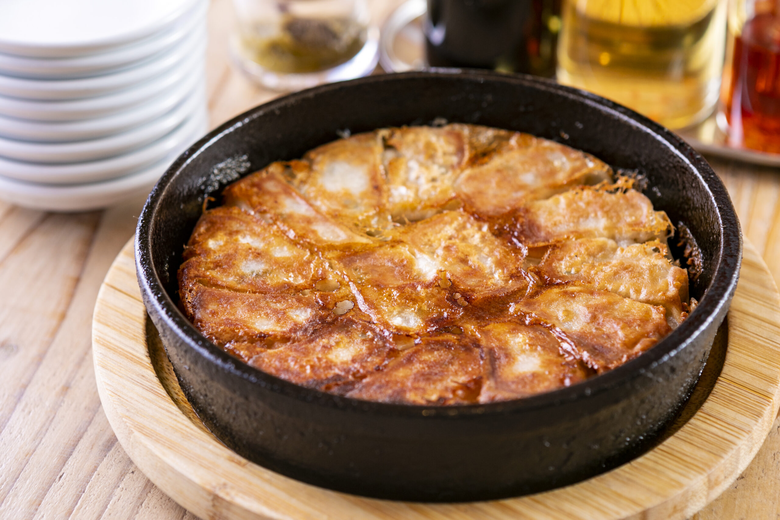【福岡】パリパリふわふわ食感が最高！日本一の薄皮餃子を目指す『博多鉄鍋とら』