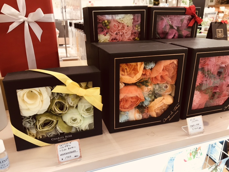 【雑貨店ハウズスタッフ一押しアイテム】色鮮やかな花をかたどったバスペタル♪♪ギフトにお薦めです♪♪