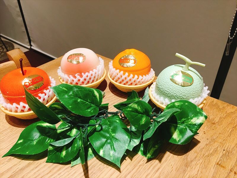 【雑貨店ハウズスタッフ一押しアイテム】プレゼントやお供え物にピッタリ！本物越えのみずみずしさ「フルーツアラモード」