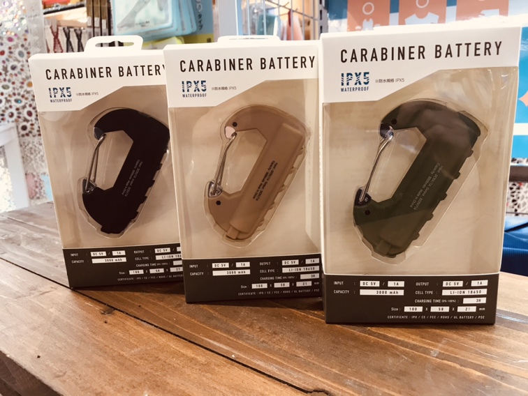 【雑貨店ハウズスタッフ一押しアイテム】アウトドアの必需品♪♪持ち運びに便利なカラビナ型の充電器！！！
