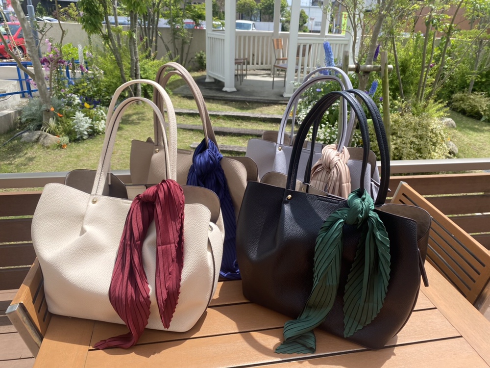 【雑貨店ハウズスタッフ一押しアイテム】通勤通学にピッタリのカシュカシュのプリーツスカーフ付トートバック