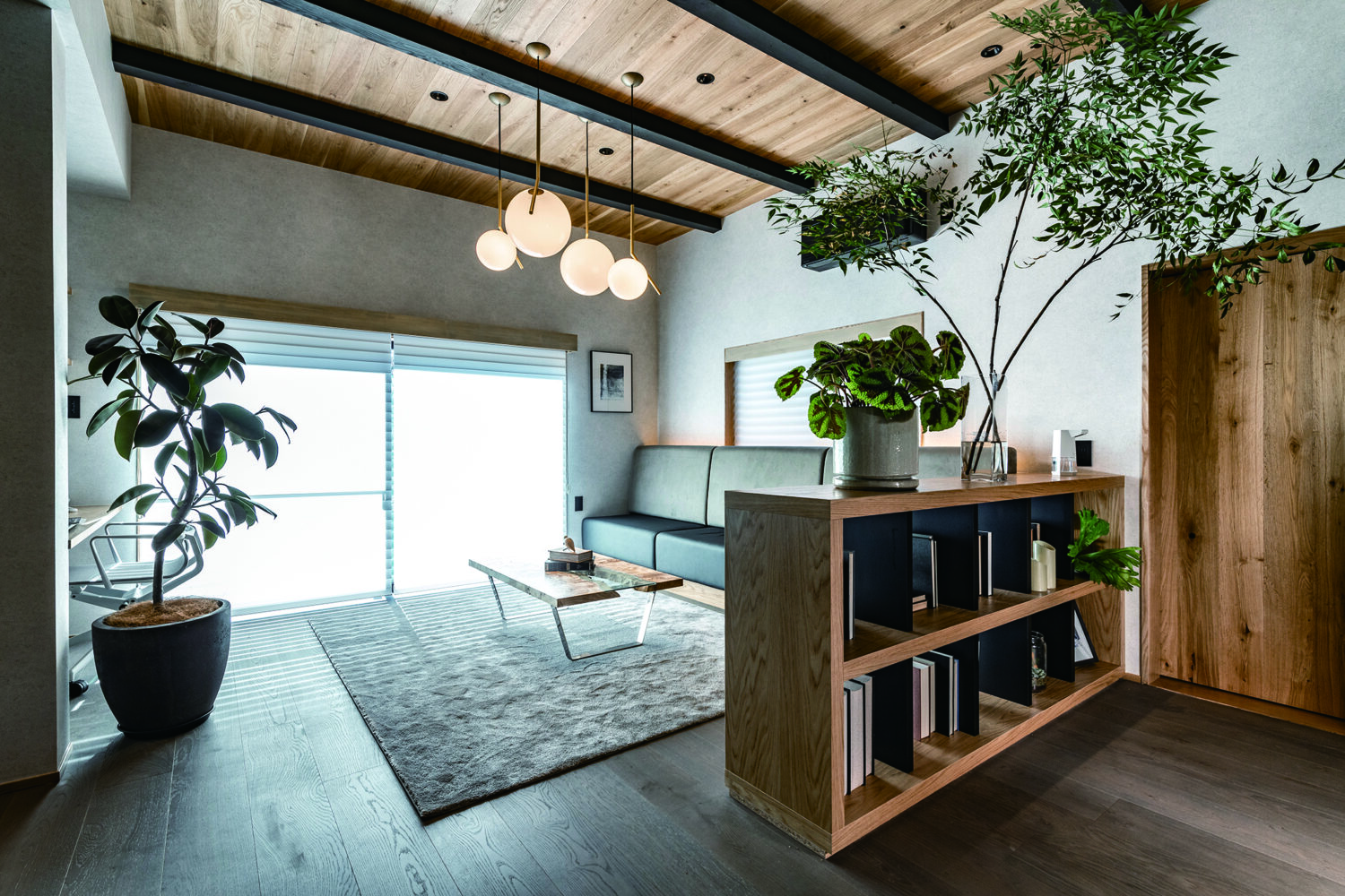 【リノベのお宅訪問～戸建編～】小鳥のさえずりをBGMにデスクに向かい、暖かい照明に癒される。和とモダンのオリジナルな掛け合わせを楽しむ別荘のような住まい『Re-FillLIFE』