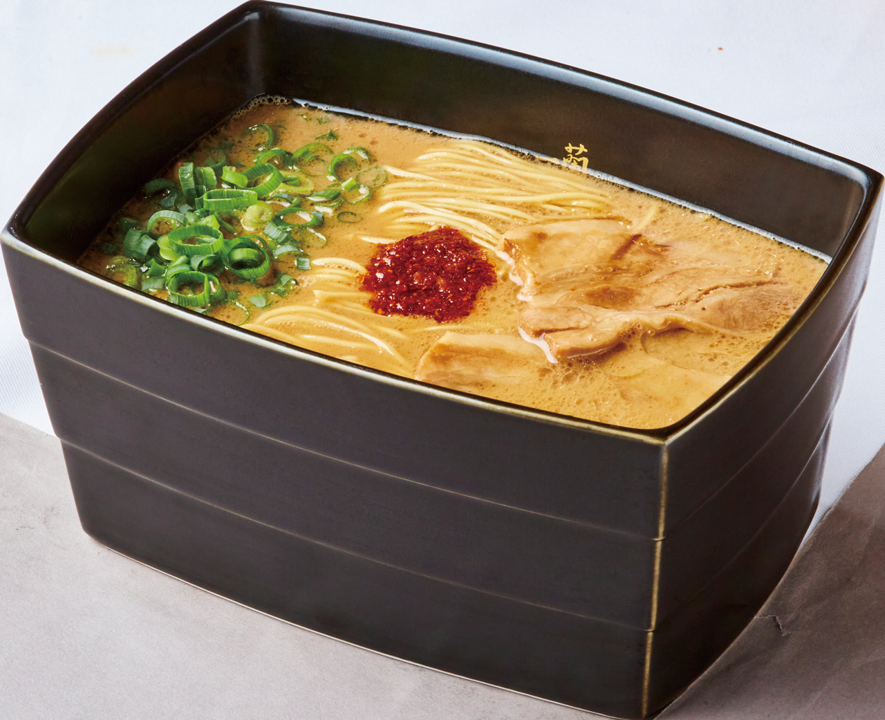 【福岡麺本2021】焼き豚のコクと香りに恍惚！これぞプレミアムな1杯『一蘭　天神西通り店』