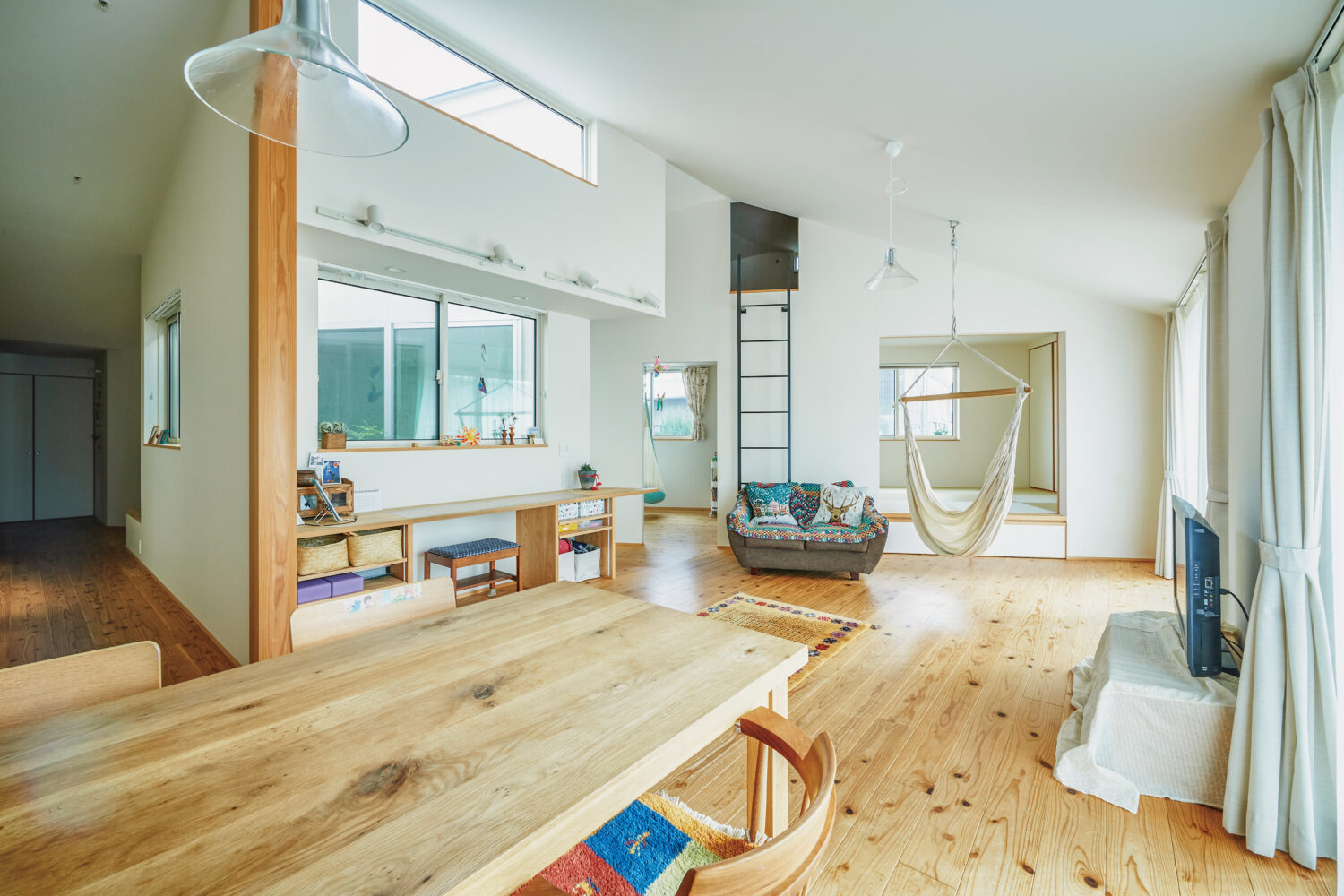 『タカノホーム』シンプルでいてユニークな住まい方ができる家に、一家の感性が伸び伸びと広がっていた【家づくりのお宅訪問】