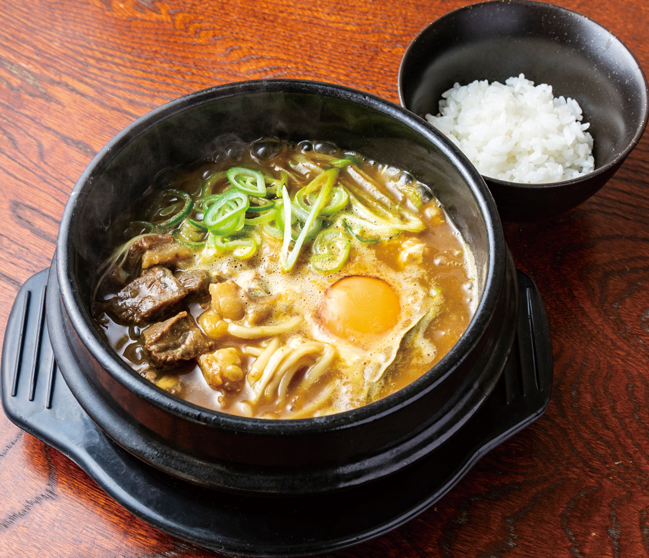 【福岡麺本2021】熱した石鍋で食べる、魅惑的なカレーうどん『浪花うどん』