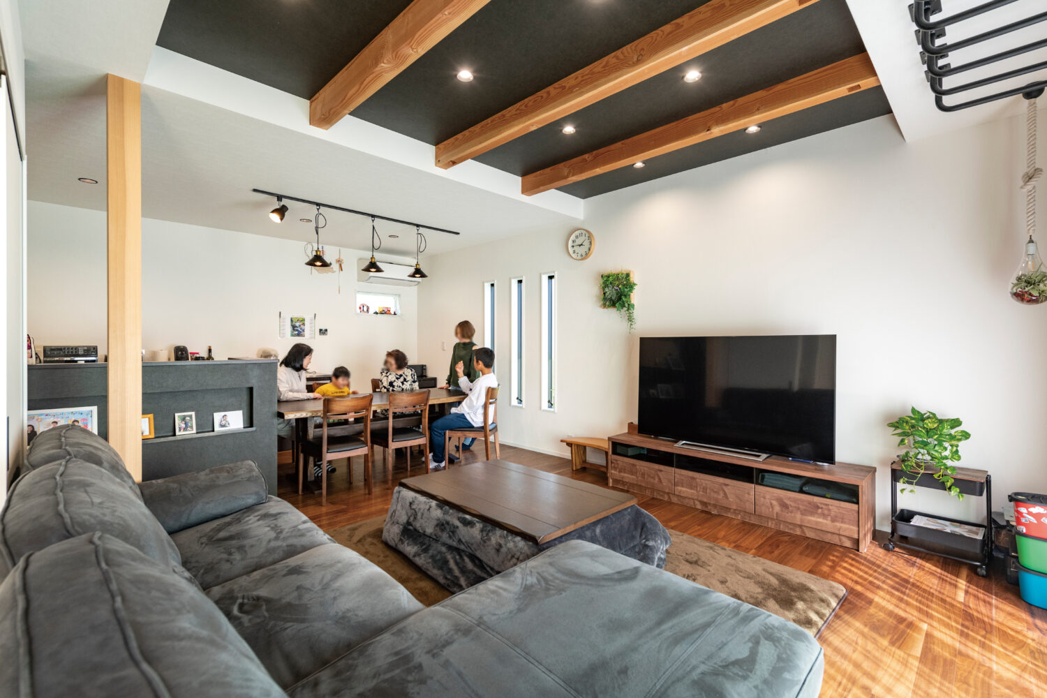 【悠建築工房がつくった新築住宅】（筑紫野市）広々リビングに家族が集う、うんていのある元気な家