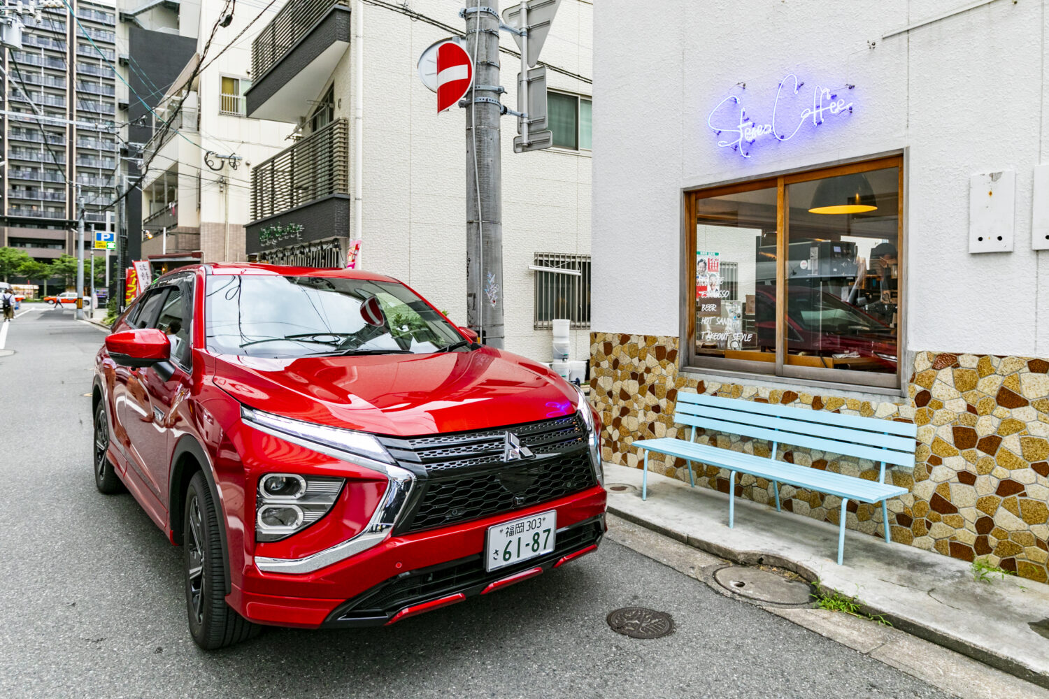 【九州三菱自動車】（Car Life vol.3）緑に囲まれたダイニングカフェで愛車の充電をしながらまったりひととき