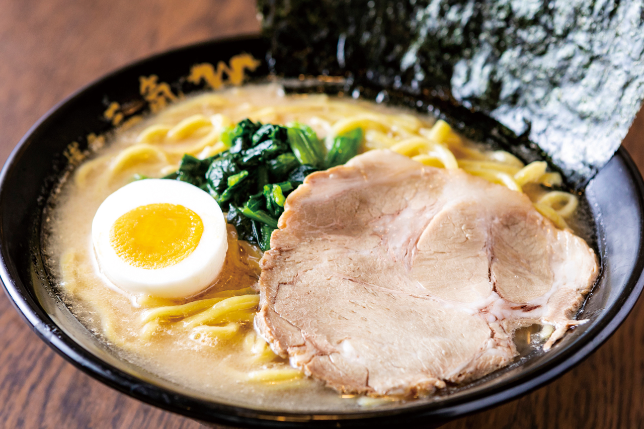 【福岡麺本2021】ラー麦100％の太麺と 濃厚“家系”スープが融合『博多三氣　松島原田店』