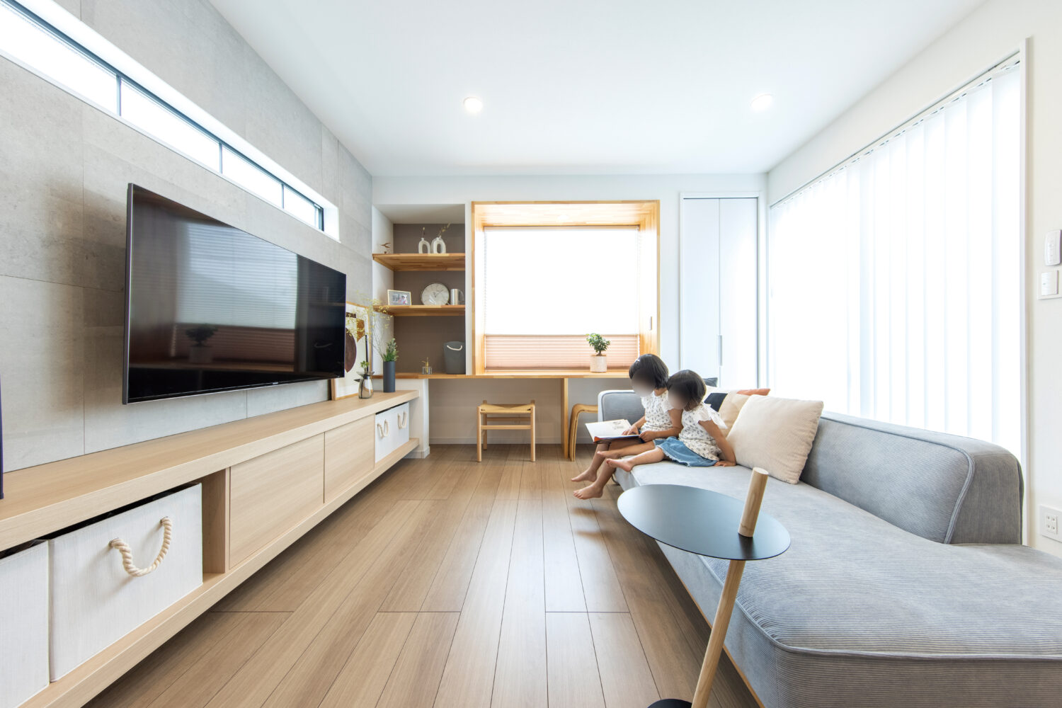 【オーナーズ・ホームがつくった新築住宅】（北九州市）モノトーンと木のハーモニー、シンプルでぬくもりのある家
