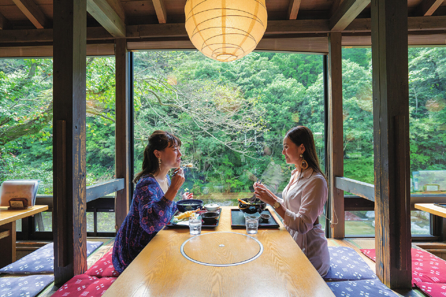 美しい渓流を眺めながら　 伝統の味に舌鼓　