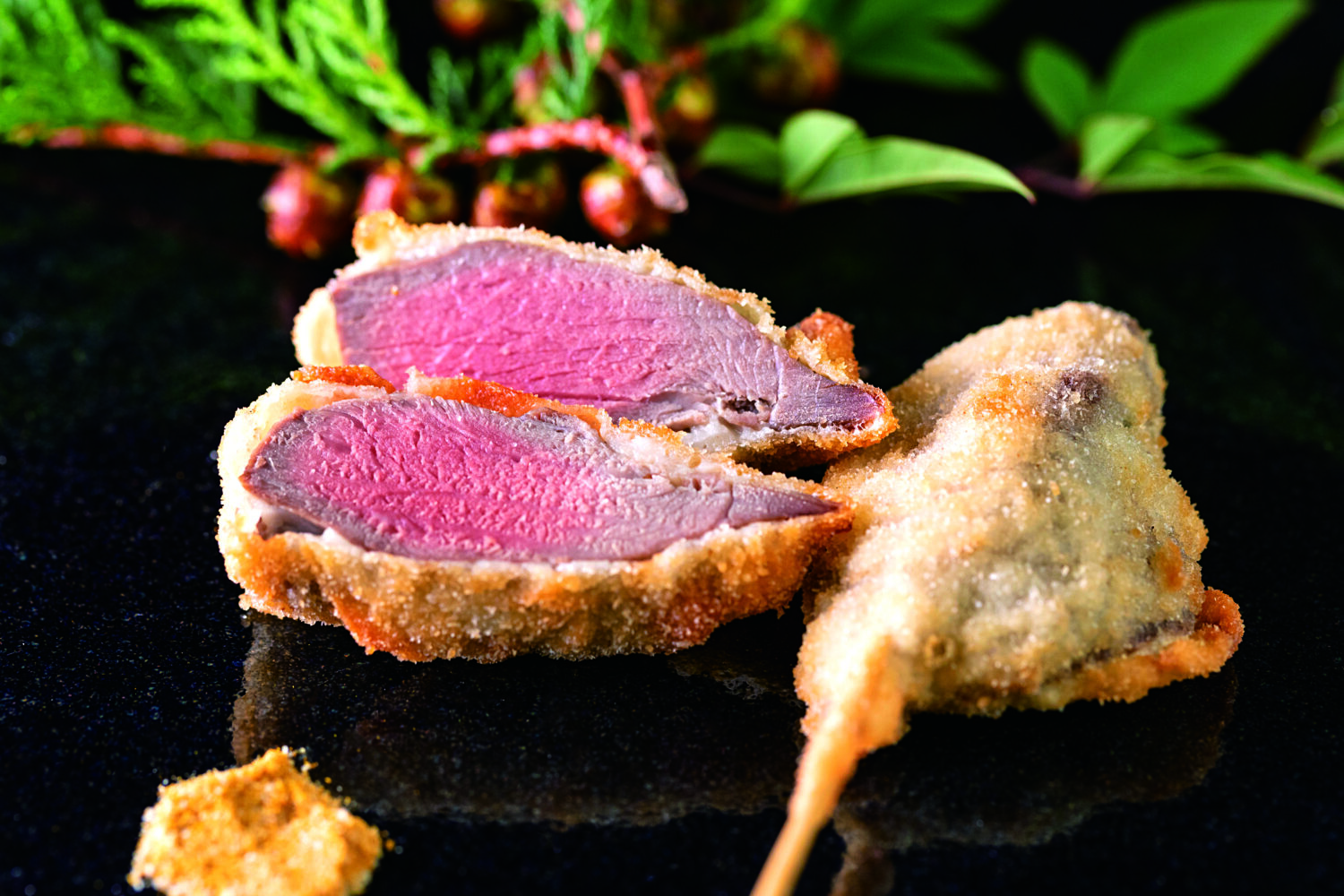 猪肉本来の旨味を衣で閉じ込めたサクッと軽やかな串揚げに舌鼓
