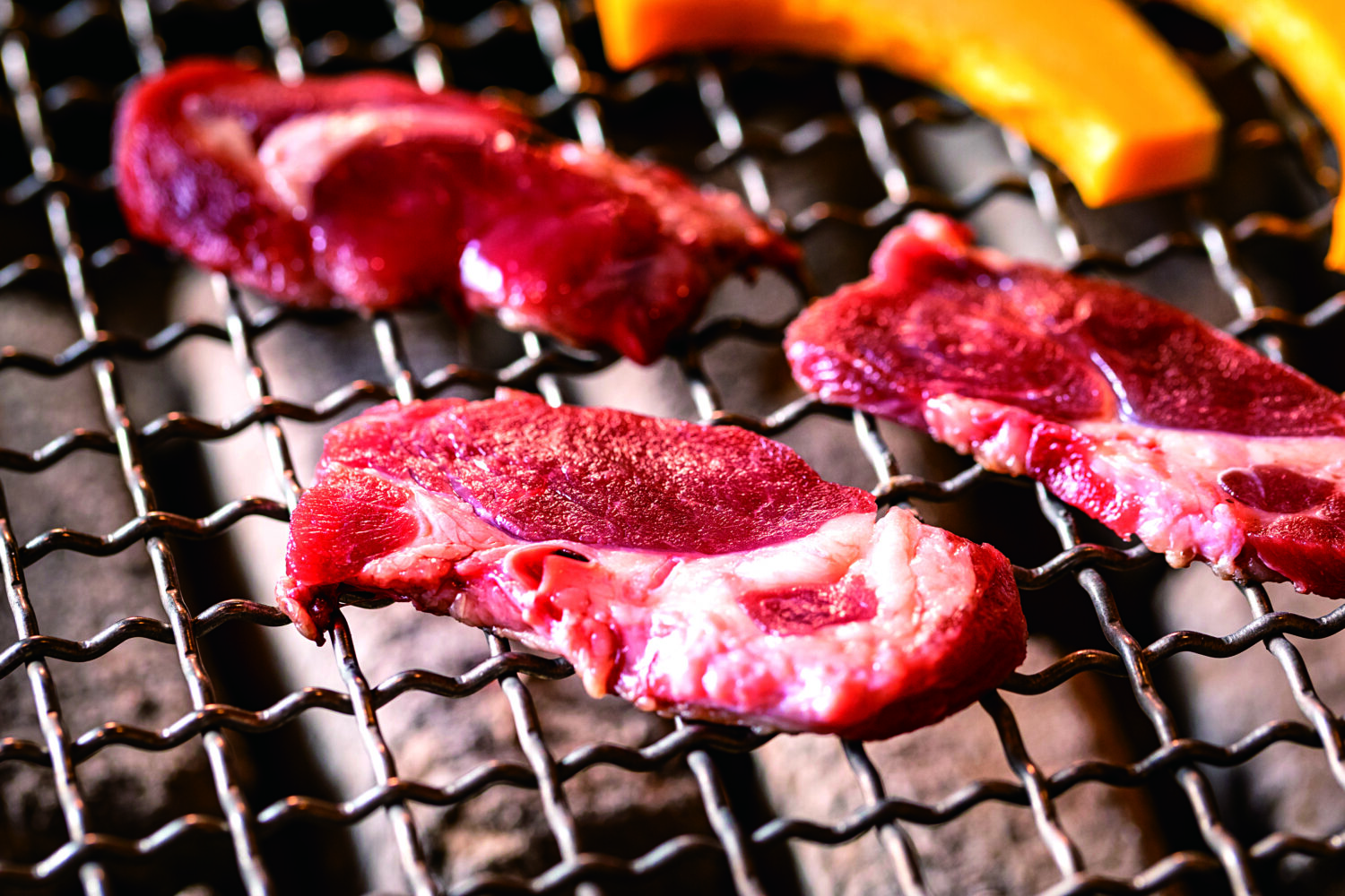 丁寧に処理された上質の猪肉を炭火で焼いて旨みを閉じ込める