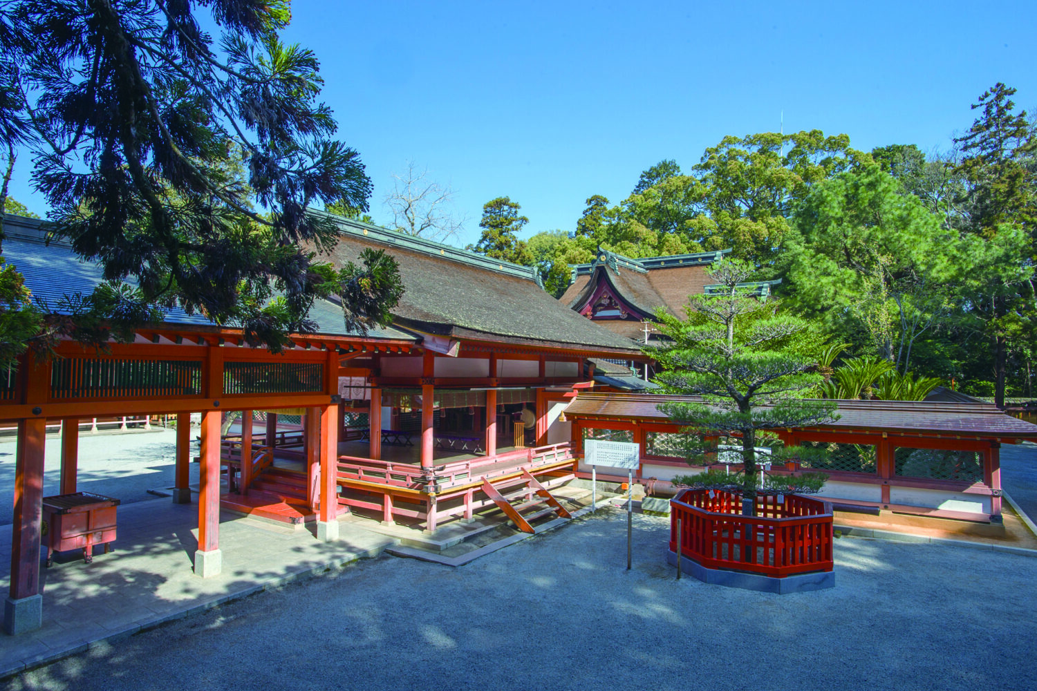 夫婦の神様が愛を願う、1800年の歴史を誇る古社。