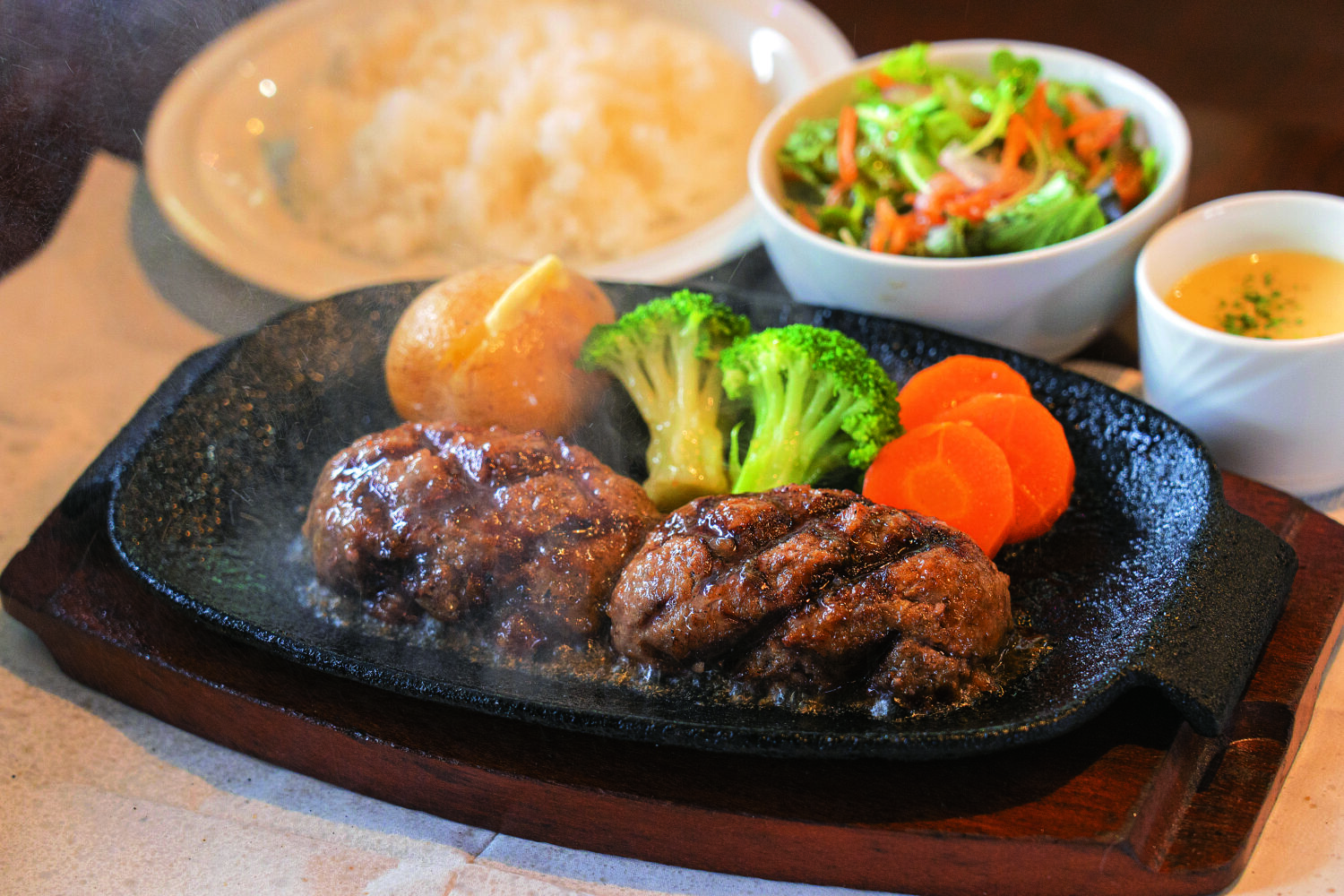 【”人“と”木“で休める場所に】オーナー手作りの アップルパイが人気の店