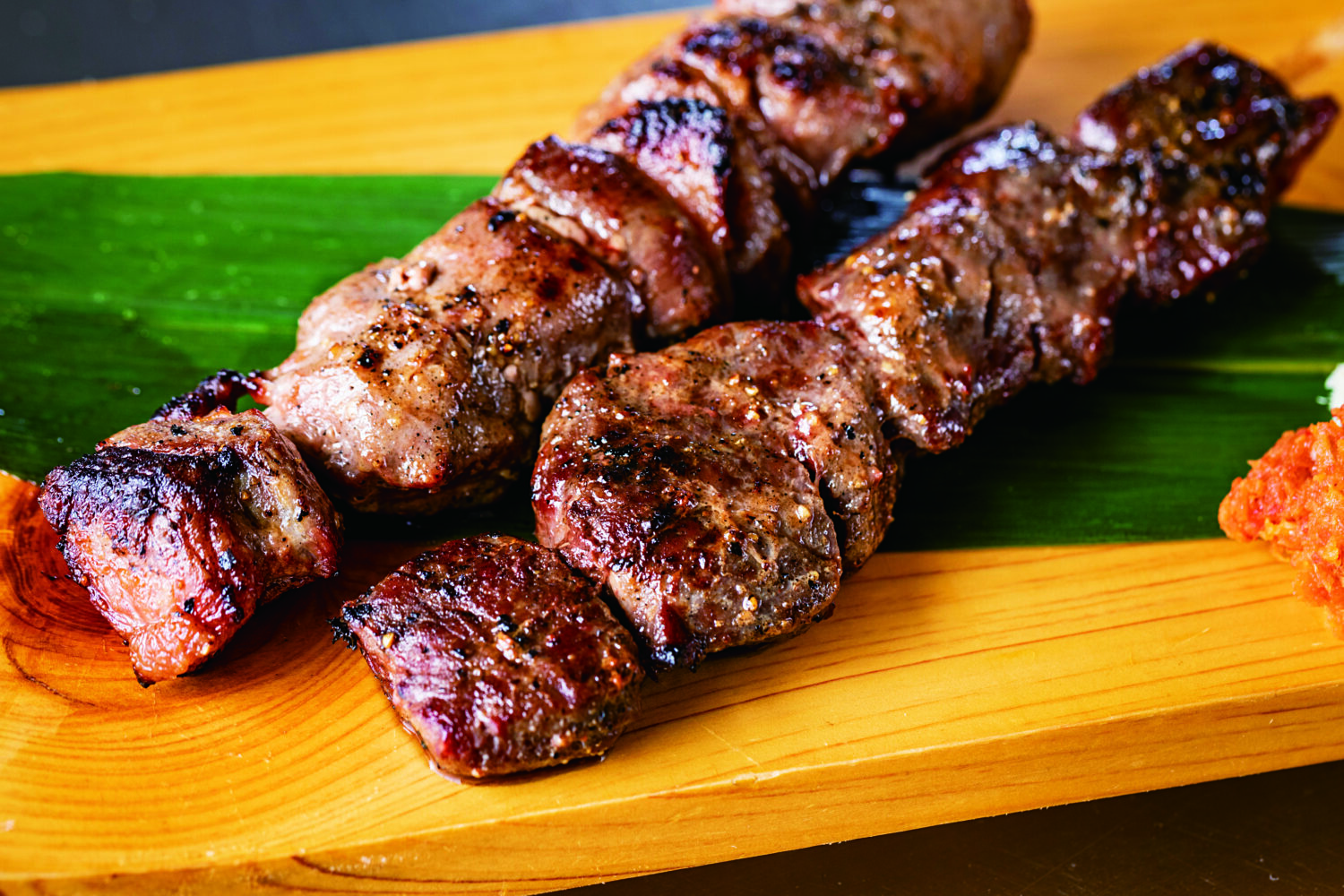 【猪肉と鹿肉の食べ比べも面白い！】ジビエの魅力をシンプルに味わう一品