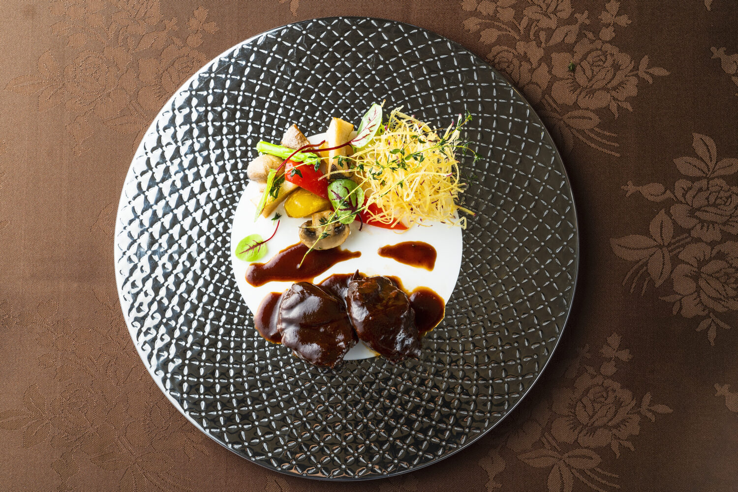 赤ワインの酸味と風味が鹿肉の旨みを引き立てる！