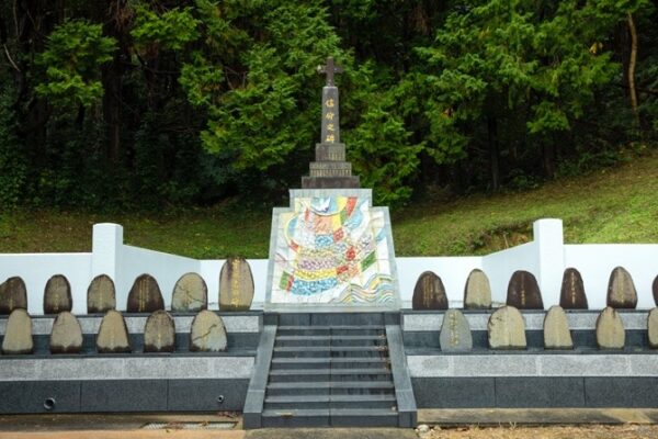 【Go to GOTO！】（五島市編）～「五島列島キリシタン物語」3島教会巡り編その2～馬の蹄の形をした奈留島の、『旧五輪教会堂』『牢屋の窄殉教記念教会』へ