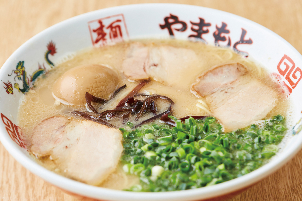 【福岡麺本 vol.10】古き良き風合いを残しながら 独自の豚骨ラーメンへと昇華　『ラーメン　やまもと　春日本店』