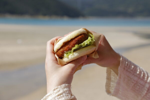 【Go to GOTO！】（新上五島町編）～はまぐりデッキ②～ レンタサイクルでお散歩したら、ハンバーガーでひと休み