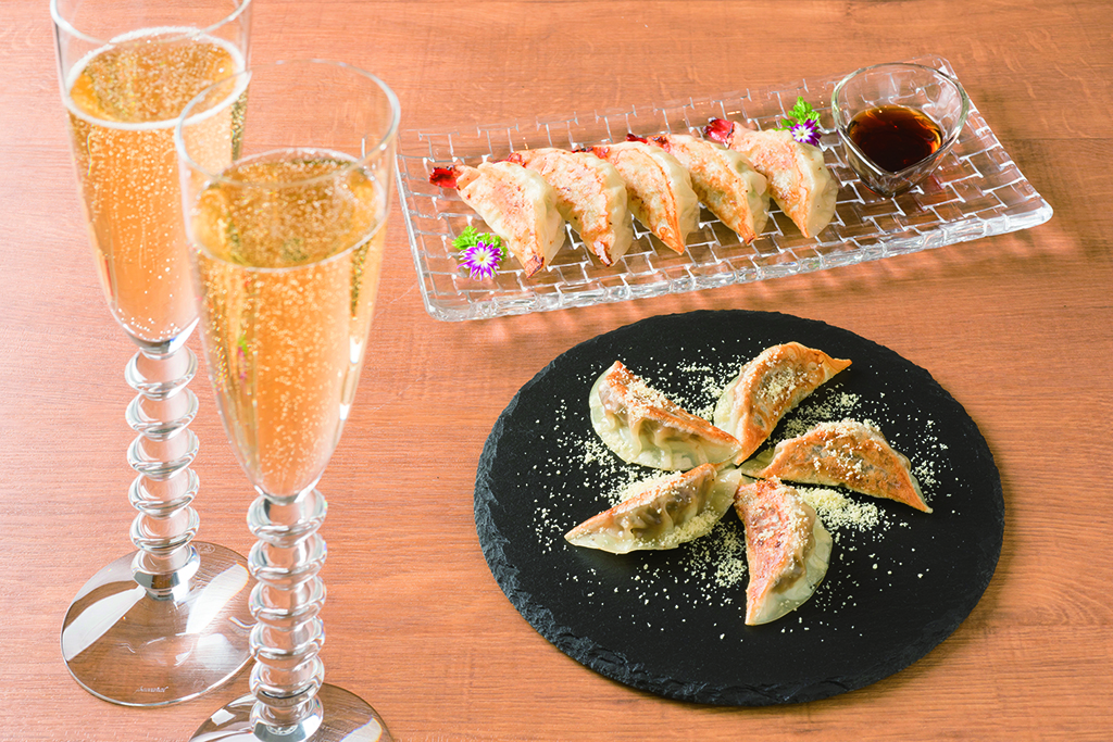シャンパンと創作餃子で過ごすスペシャルな〝日常〟