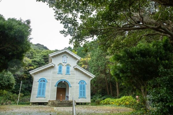 【Go to GOTO！】（五島市編）～「五島列島キリシタン物語」3島教会巡り編その1～奈留島の、木々に守られた小さな教会『江上天主堂』へ