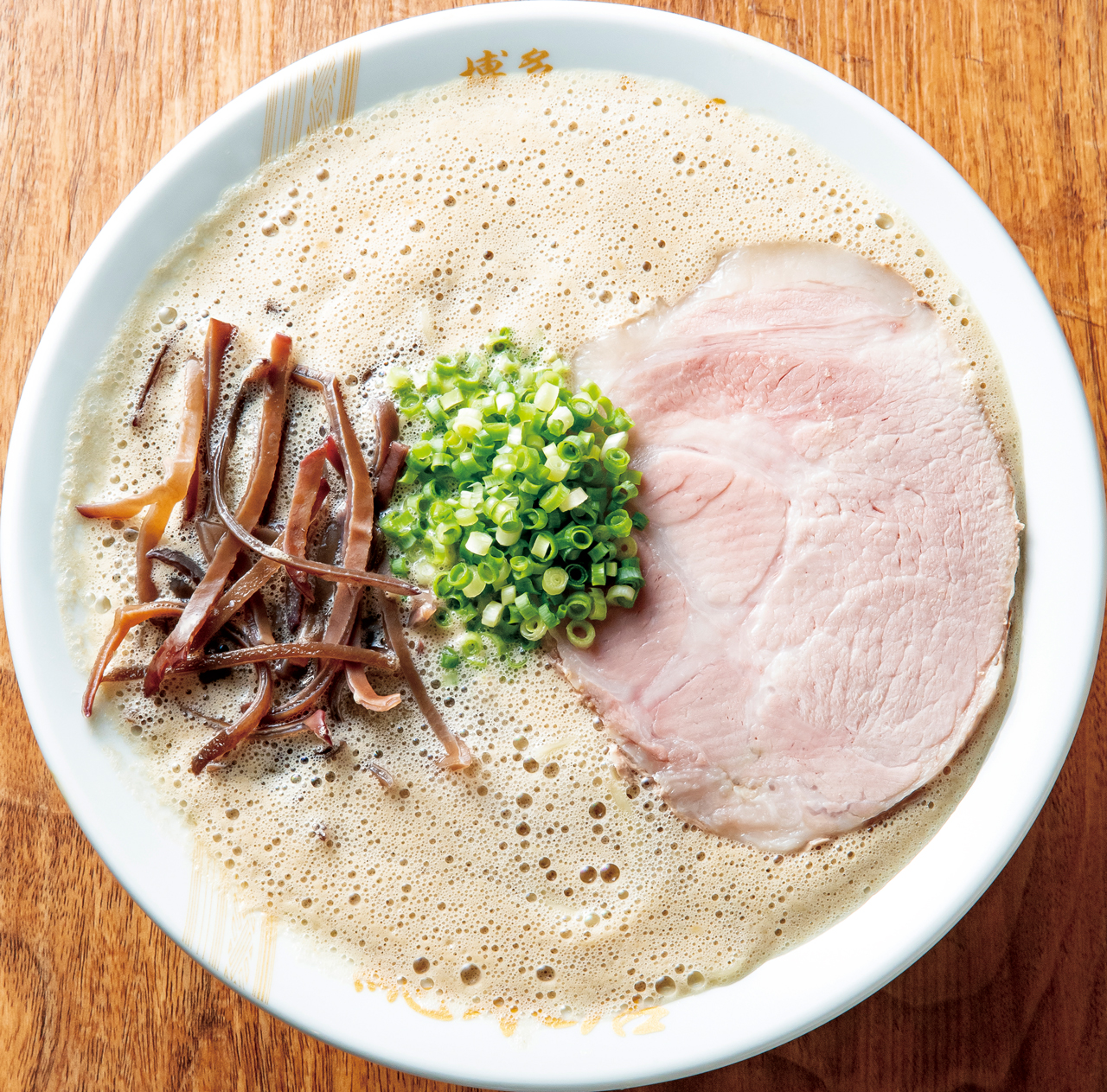 【福岡麺本Vol.10】珠玉の豚骨を聖地・総本店で。丼、レンゲ、麺もココだけのもの！『博多一幸舎　総本店』