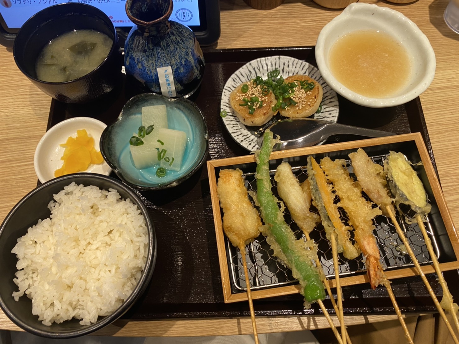 【福岡NEWOPEN】おしゃれに楽しむ食堂酒場♪ソラリアステージ地下2階・串天ぶら×焼小龍包『食堂◎まるに』