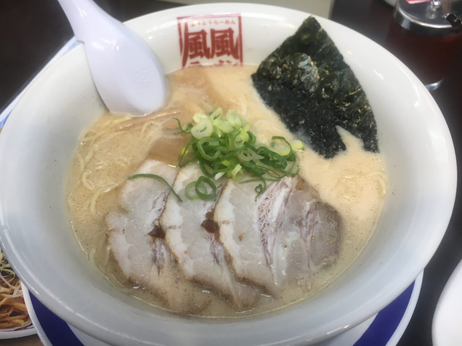 とんこつ、しょうゆ、みそに油そばまで！コスパ最強のラーメン店