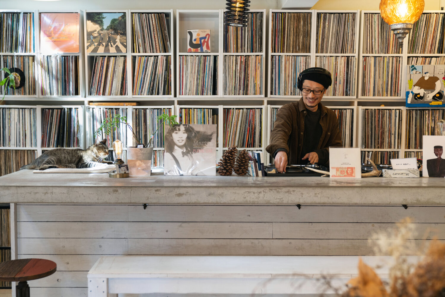 カルチャーの宝庫。大人の遊び場『como es』