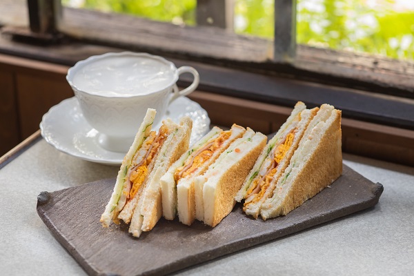 【Relax Driving in Kasuya】半世紀の月日を重ねた、古き良き喫茶店で癒しの時間を 『ドン・珈琲館』
