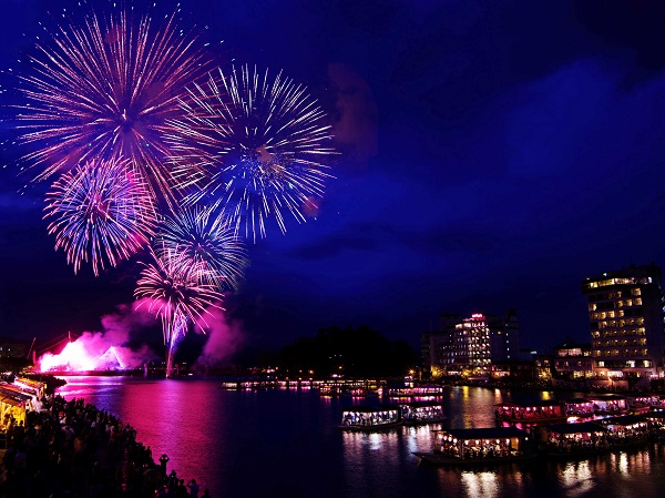 【第75回日田川開き観光祭】10000発の花火が夜空を彩る！5月21日(土).22日(日)は日田へGo♪