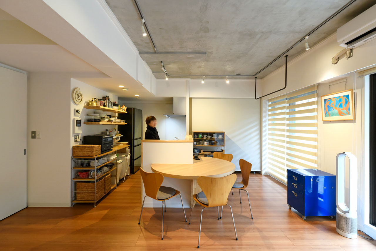 【すてきなリノベのお宅訪問～マンション編】LDKのテーブルが特徴的なシンプル＆ベーシックな空間『クラフトワン一級建築士事務所』