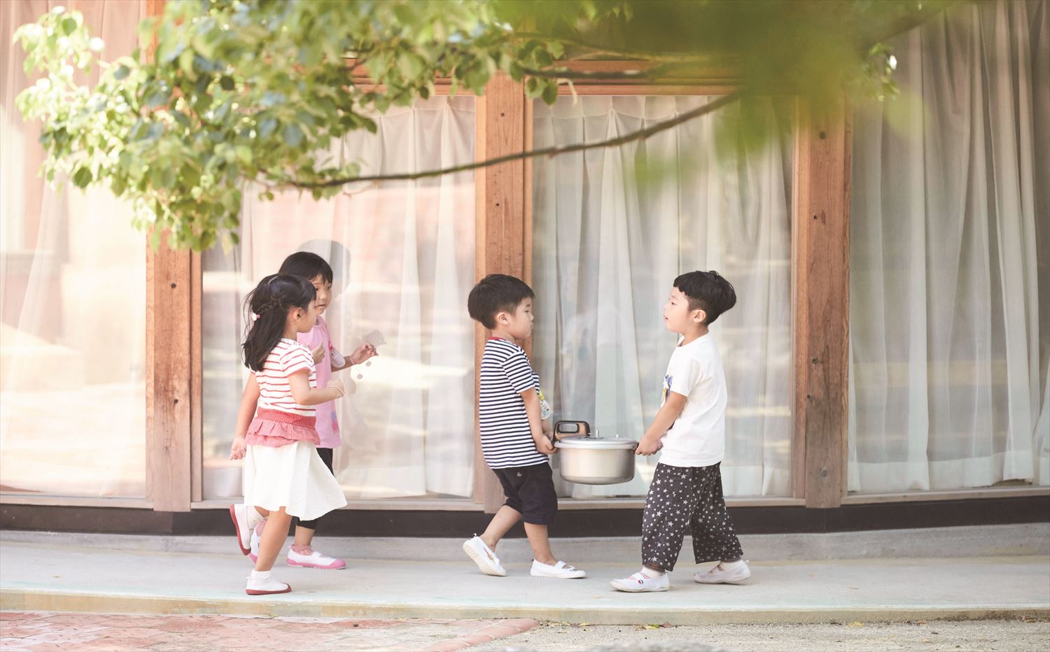 【子育て特集】森の庭で走り、木の家で遊ぶ。健康な心身を育む環境が充実！「桧原こひつじ幼稚園」