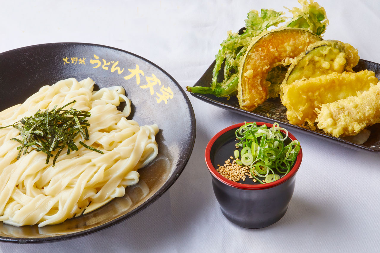 【福岡麺本2022 – vol.11】しなやかに、モチモチと平打ち麺と黄金のダシが命！『うどん大文字　筑紫野店』
