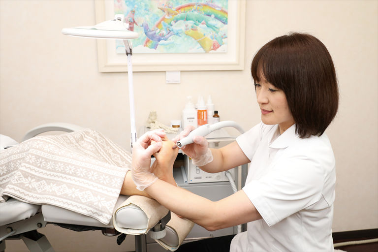 【福岡の頼れるお医者さん2022】一生付き合う“足”だから、ツラさを我慢せずに健康な足を手に入れたい「アンフィニ・ビー　福岡天神店」