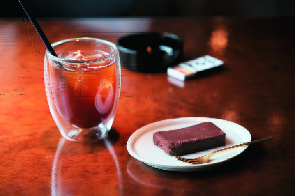【公園横の好立地に大きな窓と広い店内】 大人カフェでほっとひと息、心ほどけるひと時を