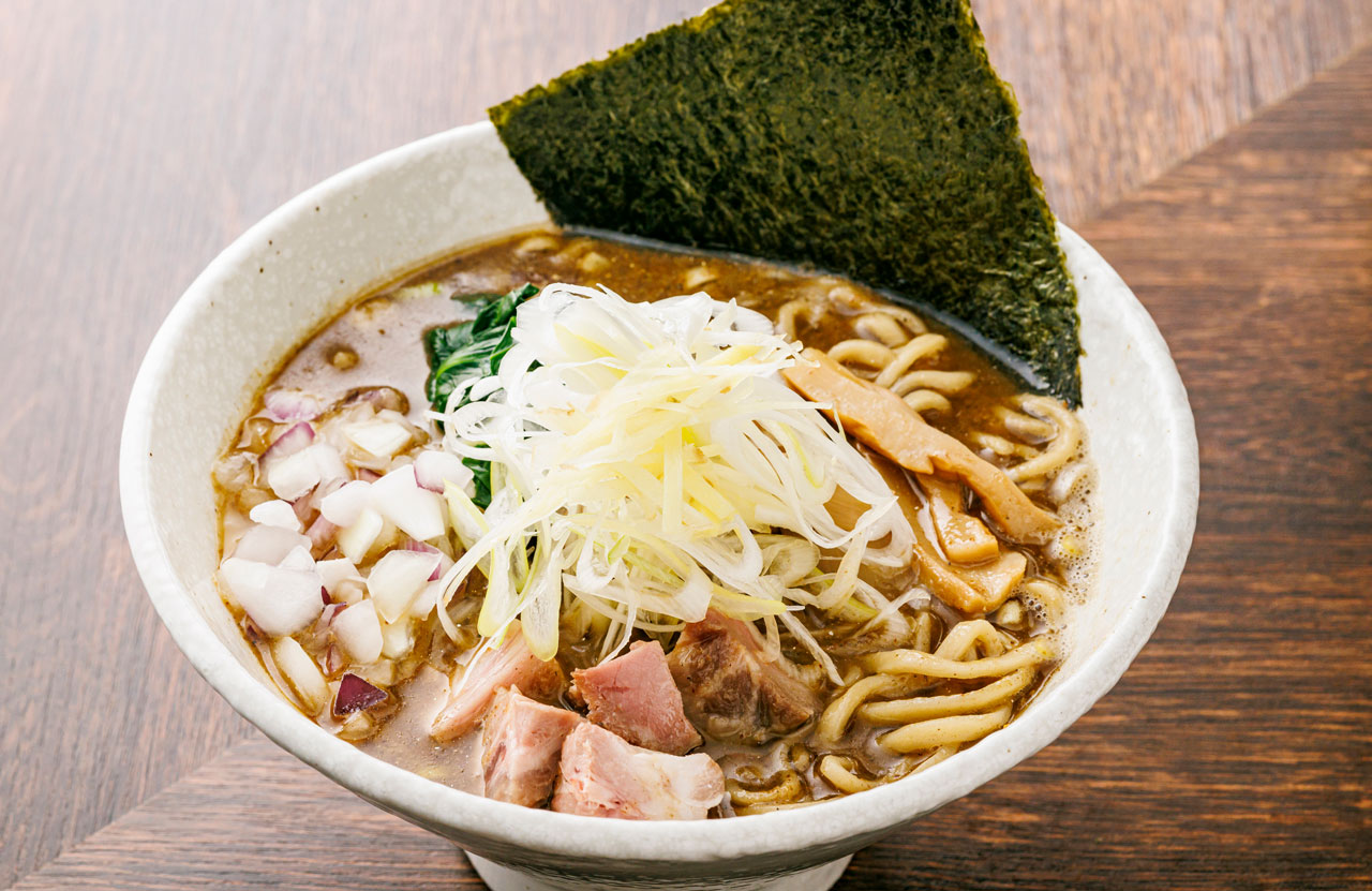 【福岡麺本2022 – vol.11】酸辣湯麵が人気の『朱拉』２号店 カフェスタイルで新味も！『ヌードルスタンド シュラ』