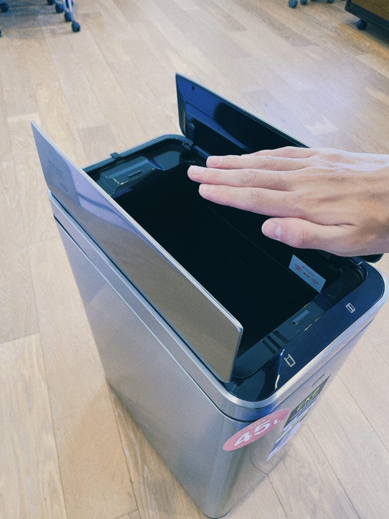 【雑貨店ハウズスタッフ一押しアイテム】手をかざすだけで自動開閉✨デラックスファントムセンサービン