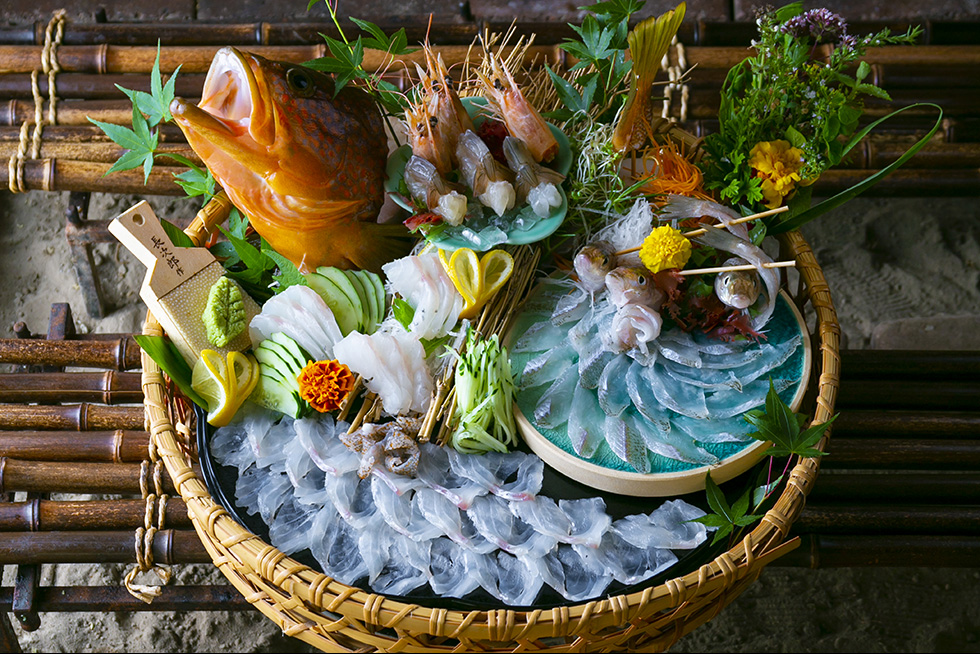 【ふくおか地魚バトルⅡ 第2弾】活気あふれる店内で彩り豊かな料理を、厳選酒とともに『須崎屋台 かじしか』