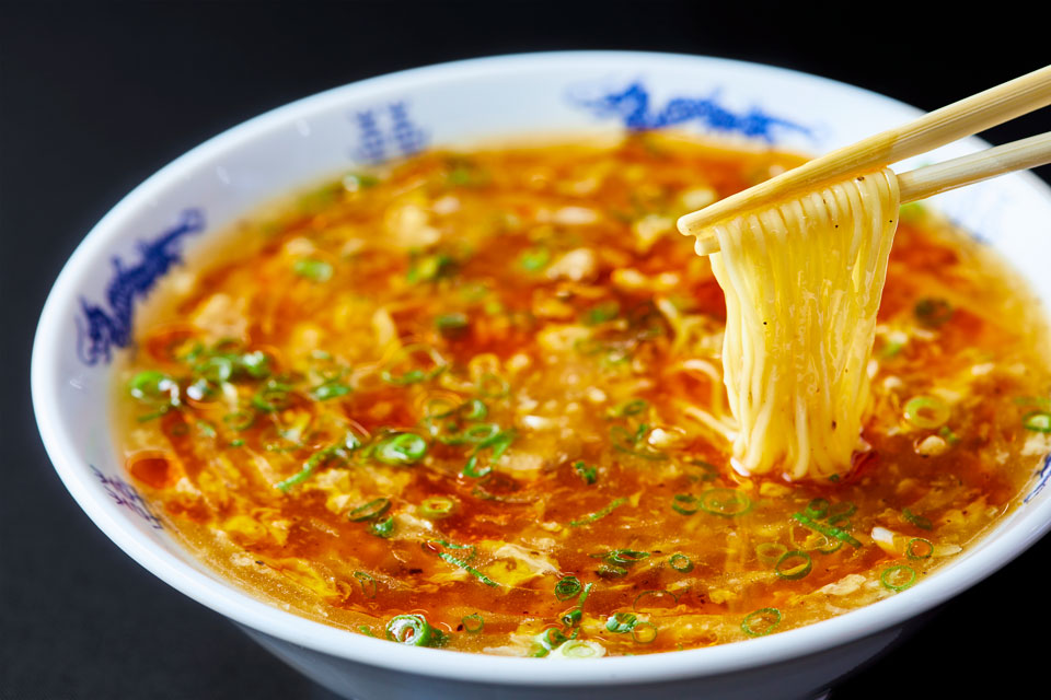 【福岡麺本2022 – vol.11】一人客も家族連れも気軽に中華を楽しむ『中華麺キッチン まくり 本店』