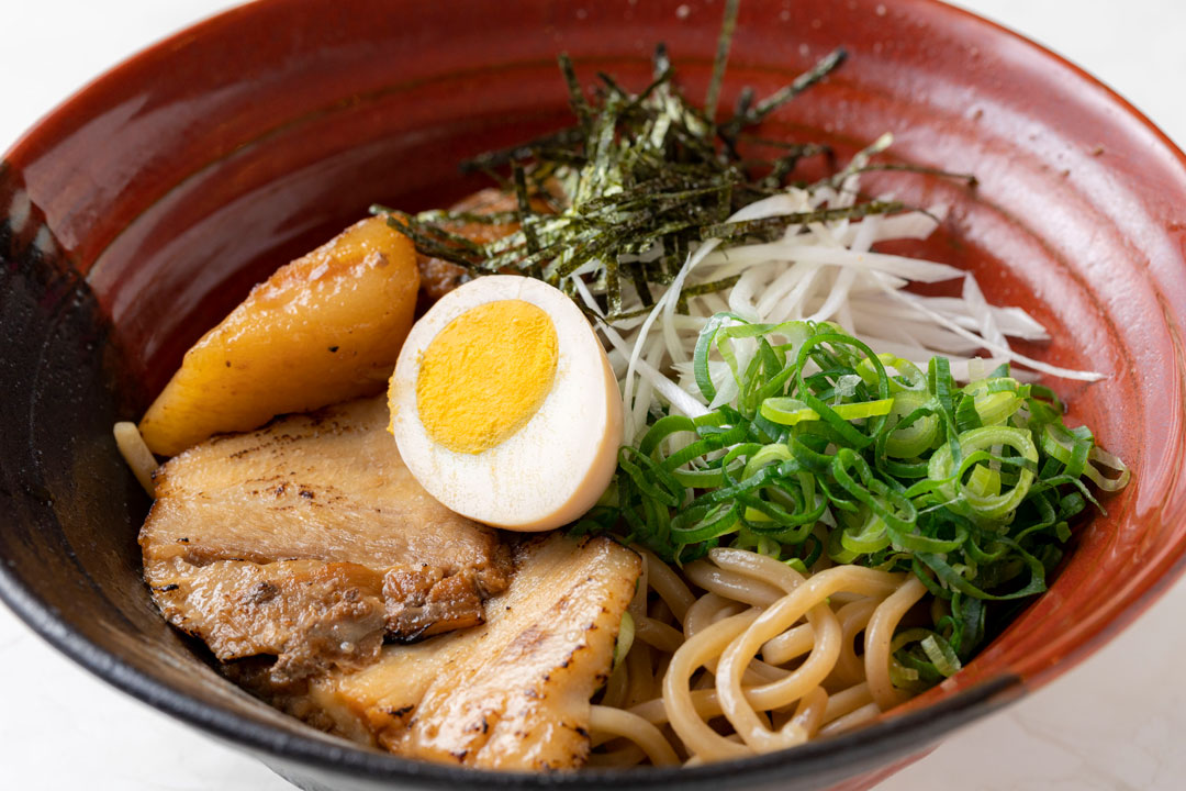 【福岡麺本2022 – vol.11】ガッツリ食べたい 極太麺炙り肉そば『麺屋 達』