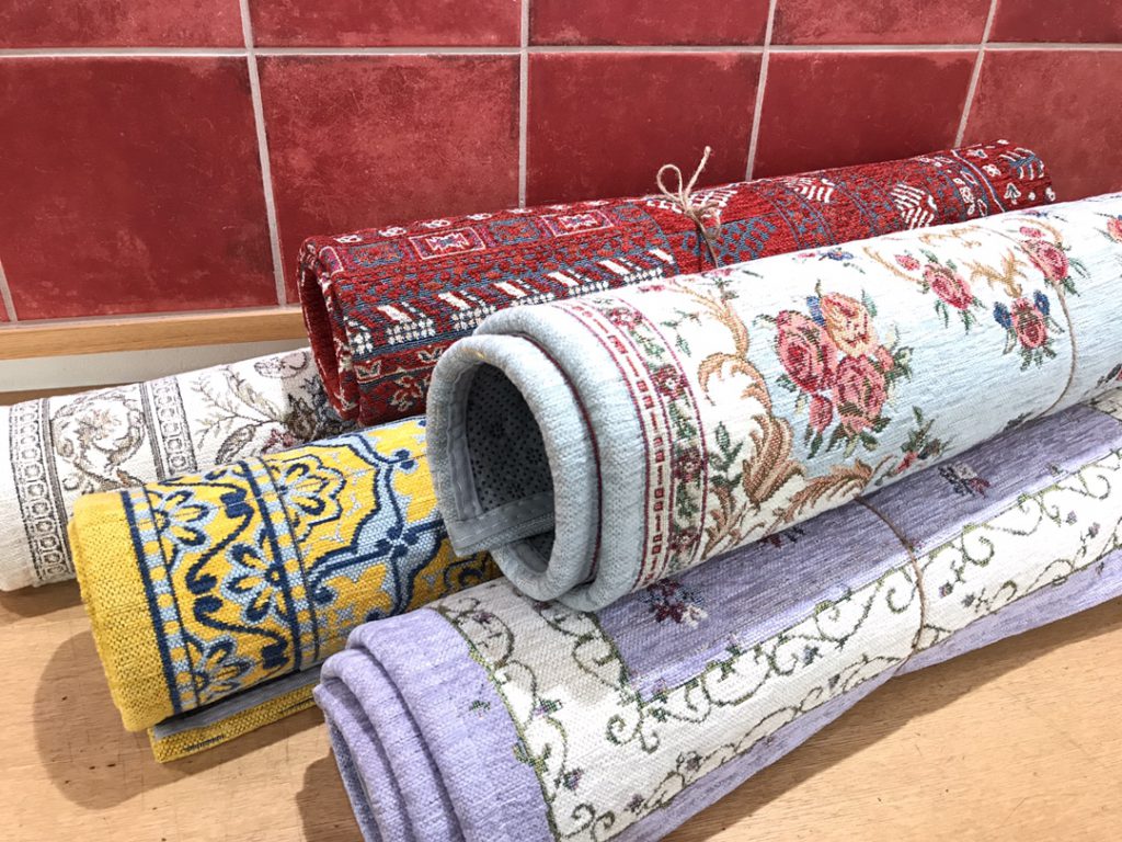 【雑貨店ハウズスタッフ一押しアイテム】お家にあたたかさと華やかさをプラスするコブラン風シェニールラグ