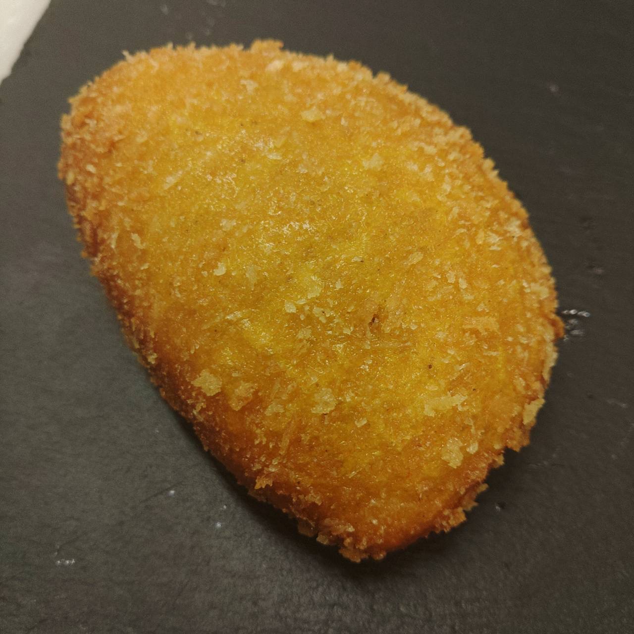 【コラボ商品】『若鳥煮込みカレー』が人気のカレー屋が手掛ける新メニュー『ライスカレーパン』